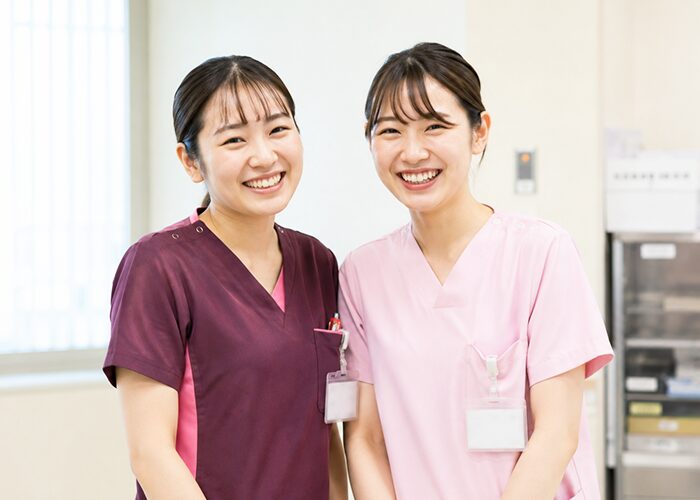 微笑む助産師と看護師のツーショット