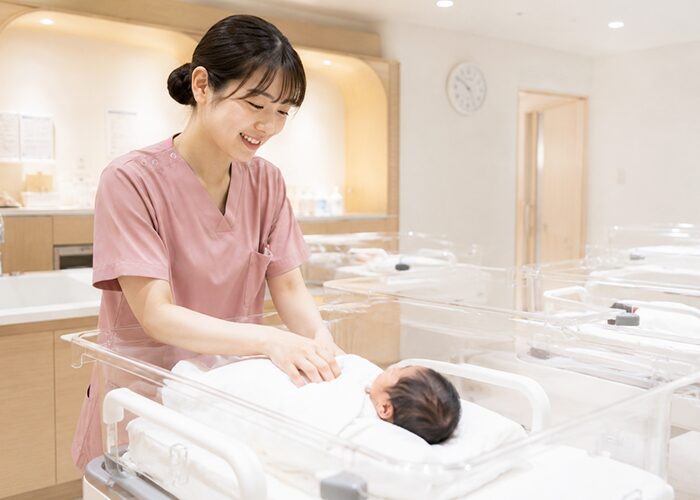 新生児のお世話をしている助産師