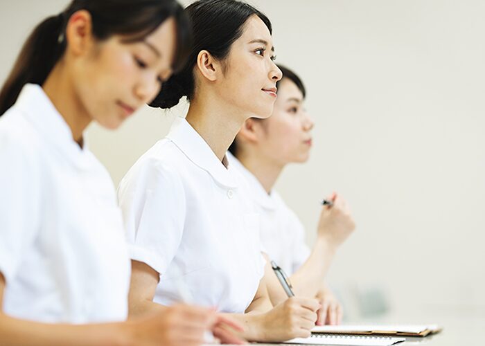 勉強している看護師