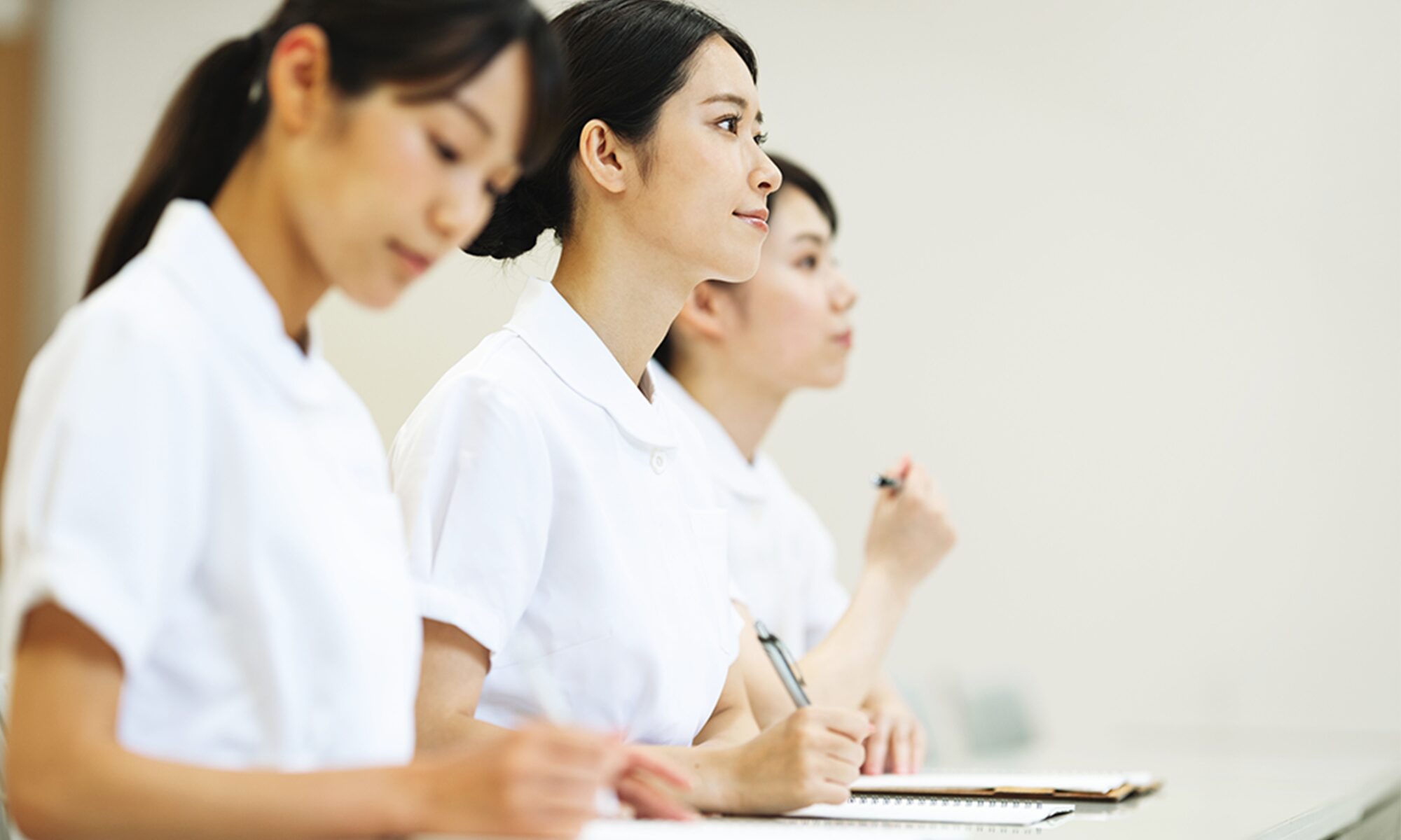 社会人から看護師になるには？働きながら資格取得する方法や支援制度を解説
